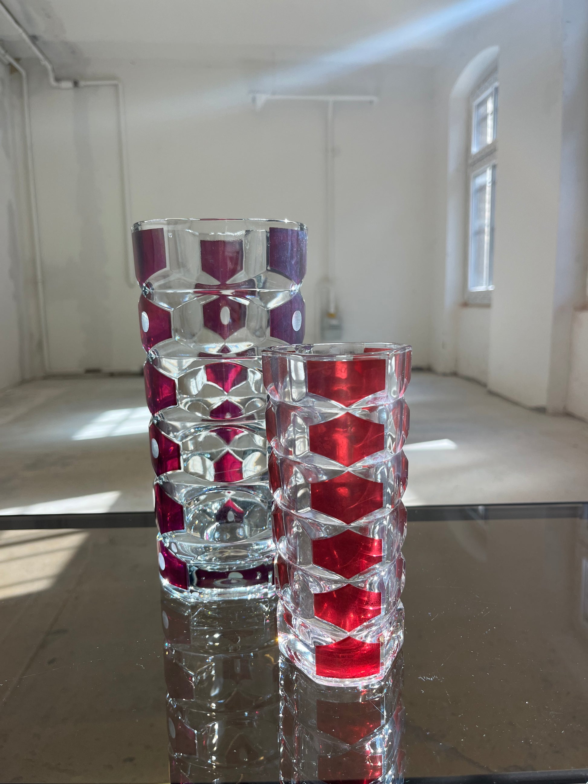 Set: 2 Vasen weinrot Glas von J.G. Durand für Luminarc