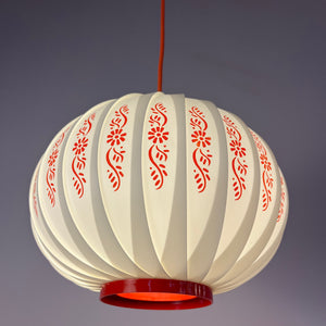 Hängelampe mit roten Blumendetails von Lars Schiøler