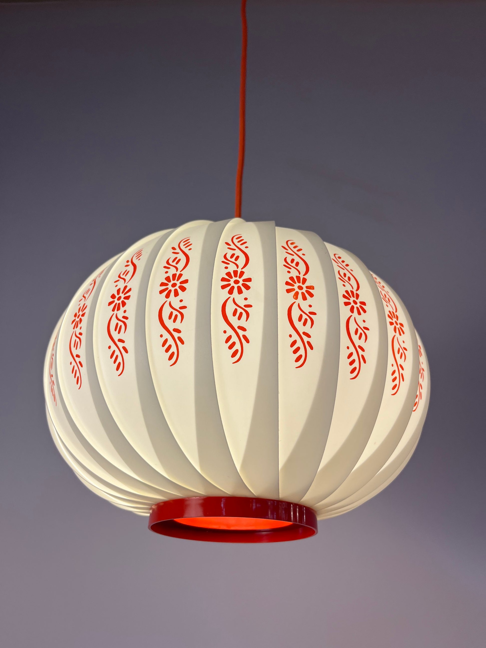 Hängelampe mit roten Blumendetails von Lars Schiøler