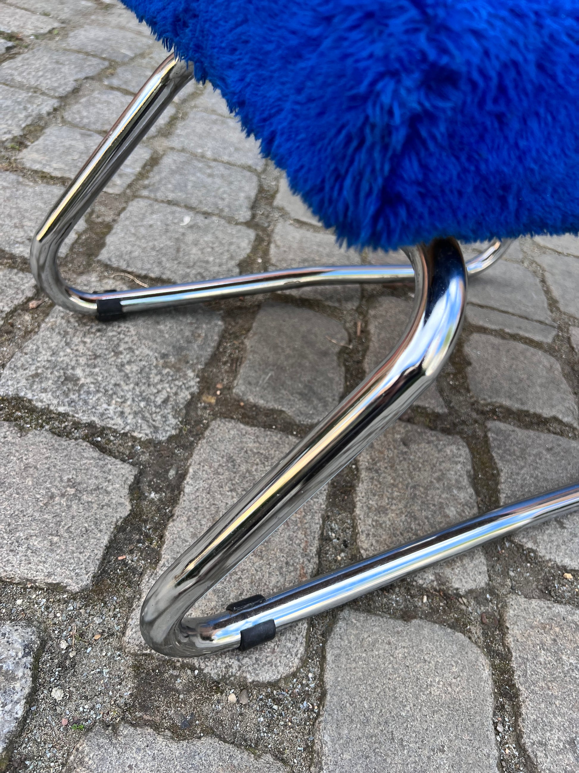 Hocker königsblau Chrom mit Tritt