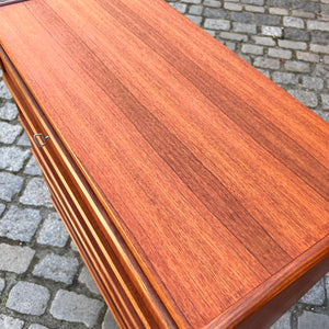 Kommode Teak mit durchgängigen Griffen