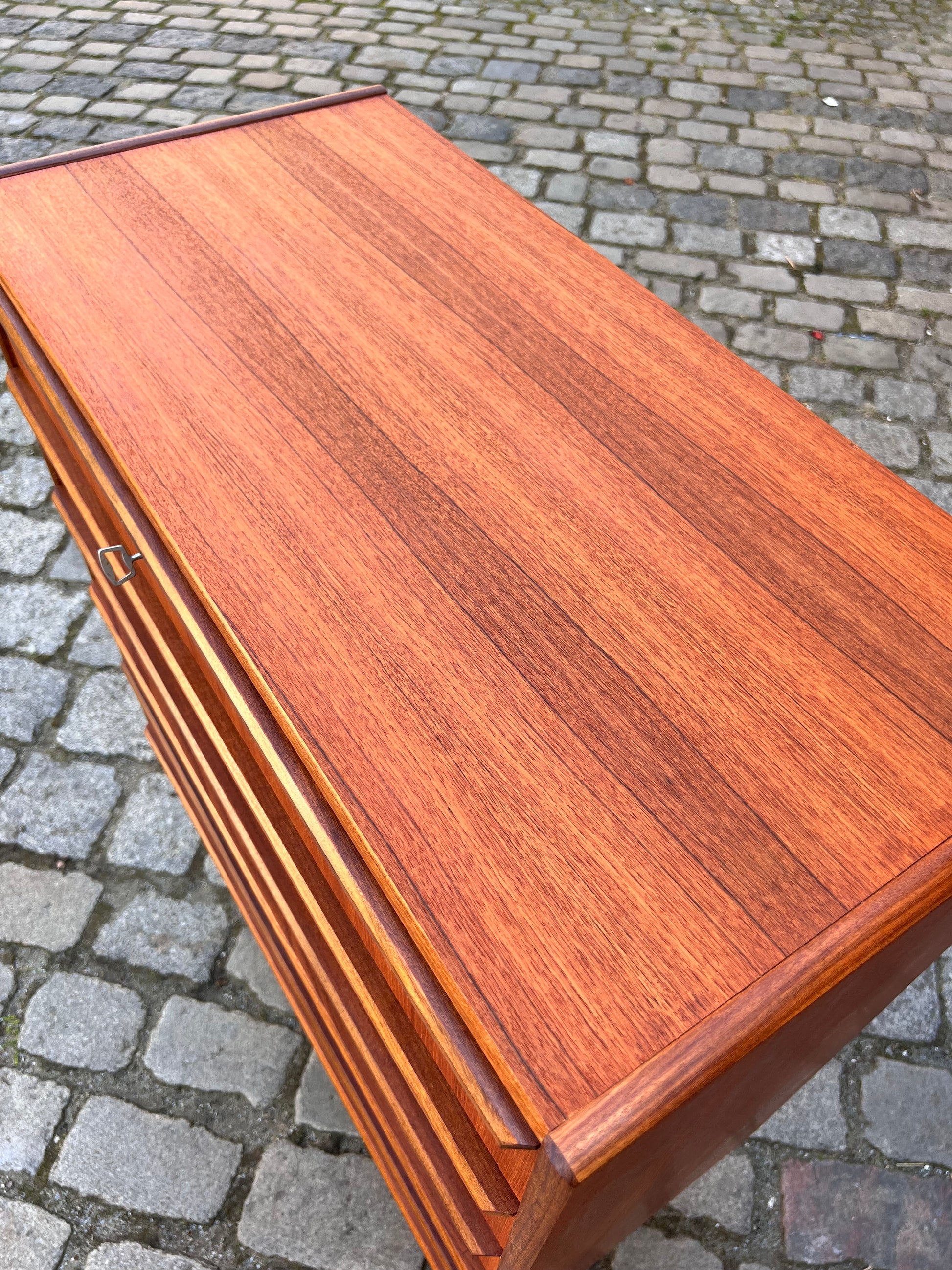 Kommode Teak mit durchgängigen Griffen