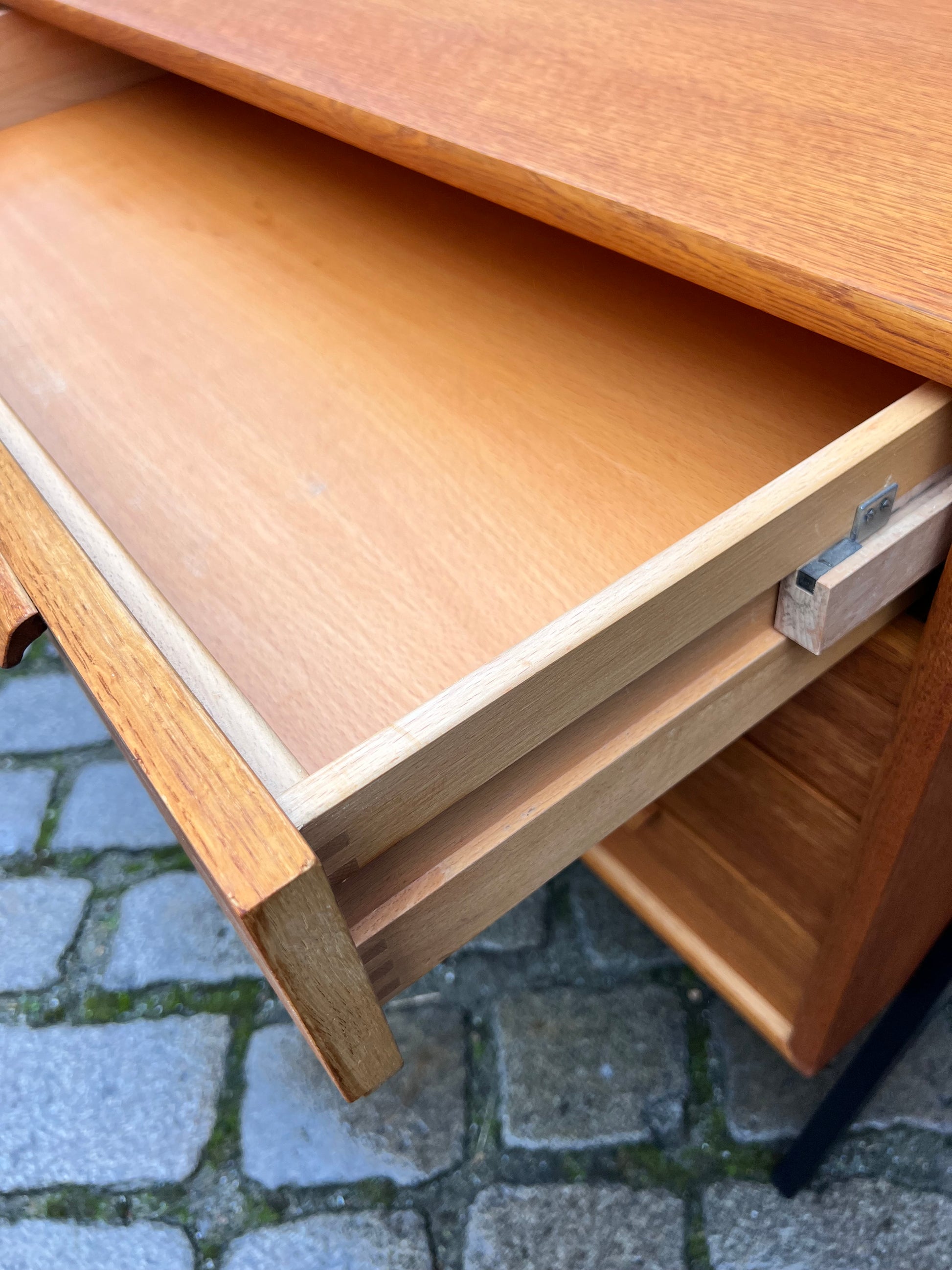 Kommode Eiche mit schwarzen Beinen