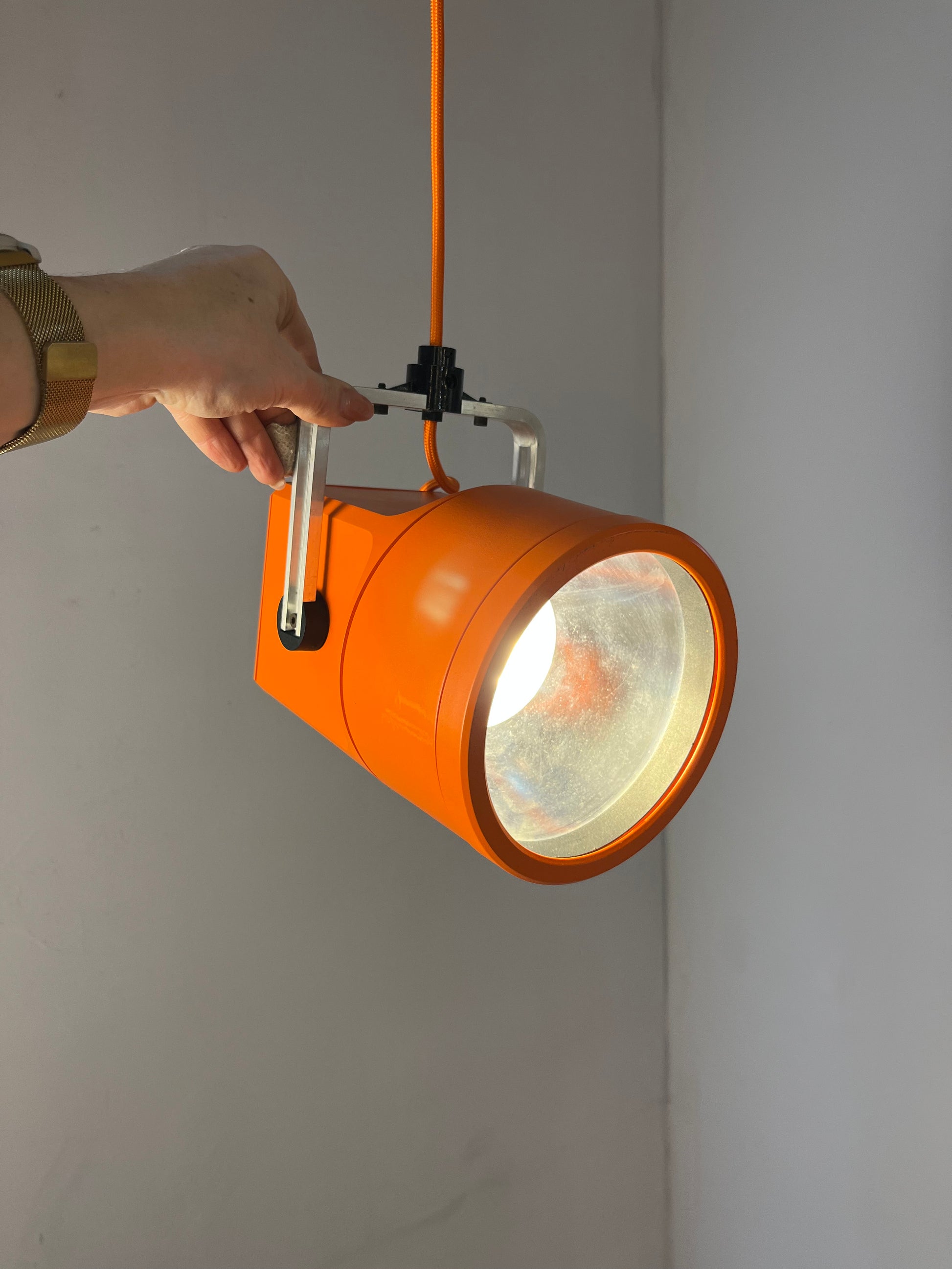 Strahler Unispot orange neu lackiert von Louis Poulsen