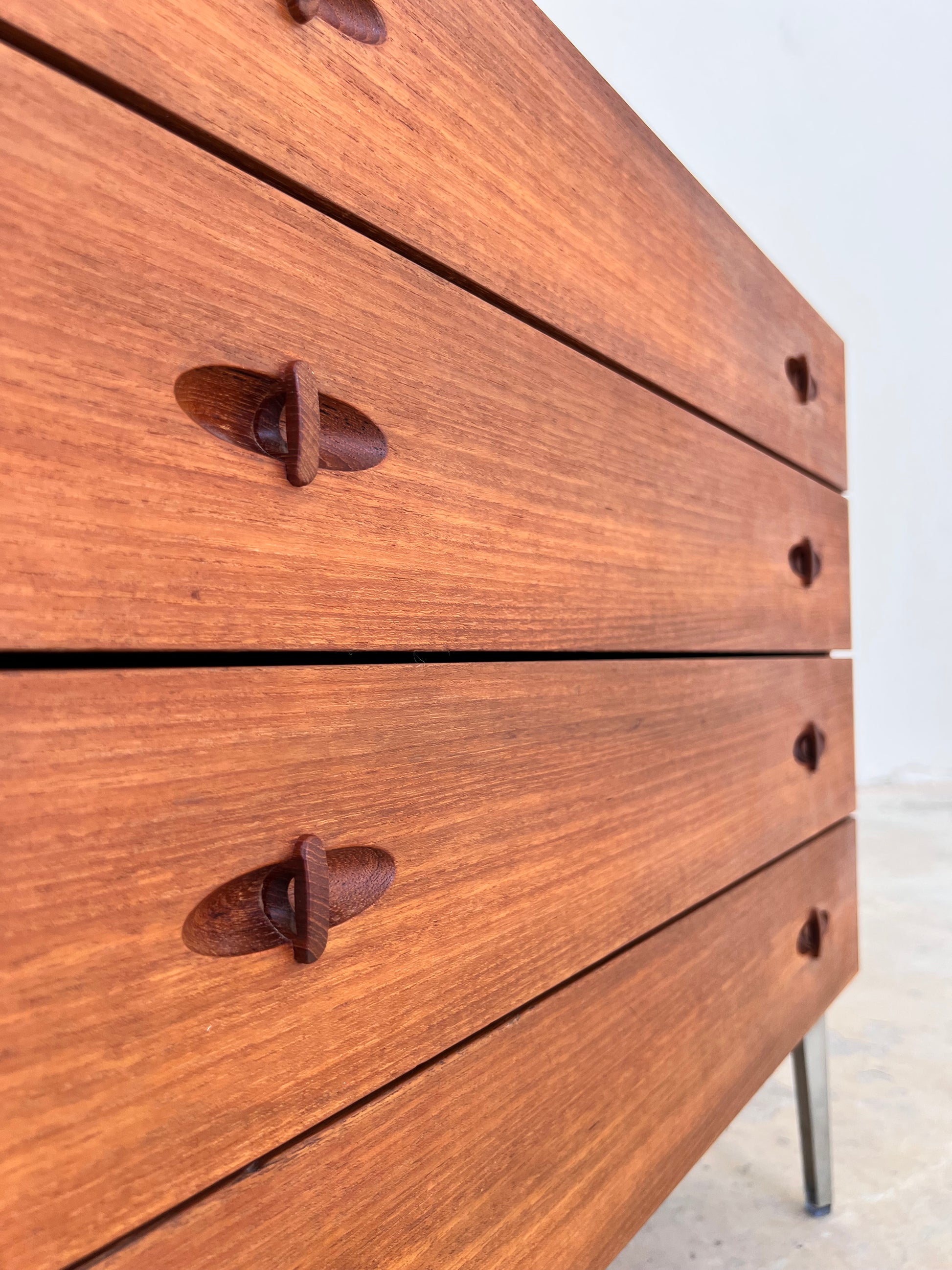 Kommode Teak mit neuen Chromfüßen von H. W. Klein für Bramin