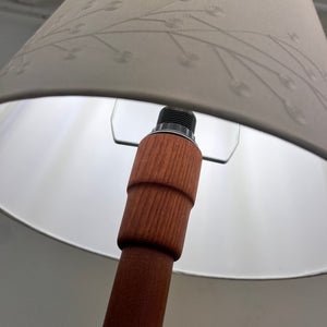 Stehlampe Teak mit verziertem Stoffschirm aus Dänemark