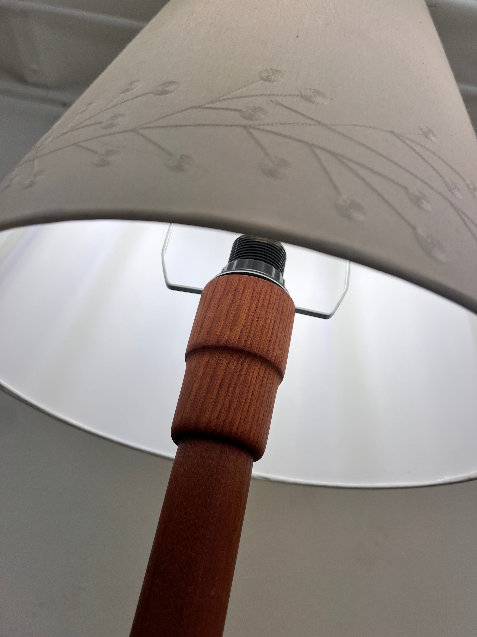 Stehlampe Teak mit verziertem Stoffschirm aus Dänemark