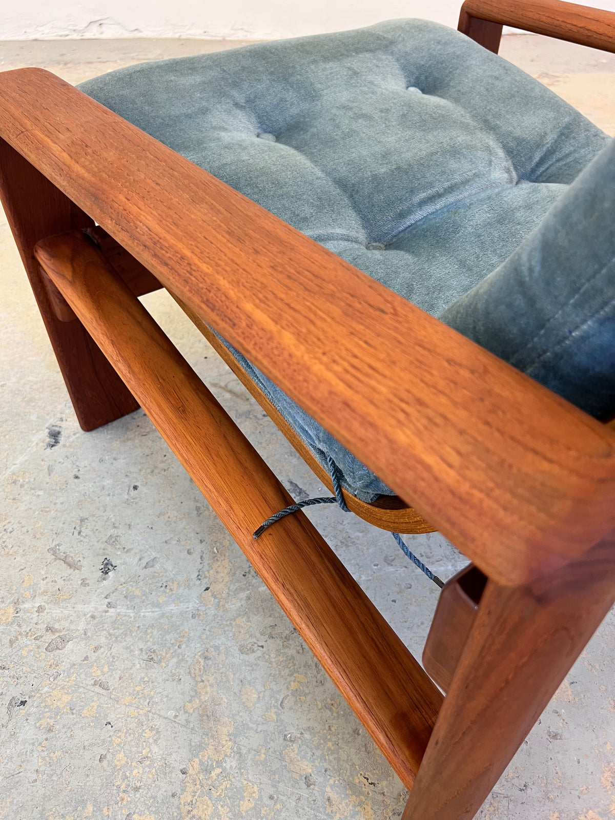 Sessel Loungechair blauer Samt und Teak