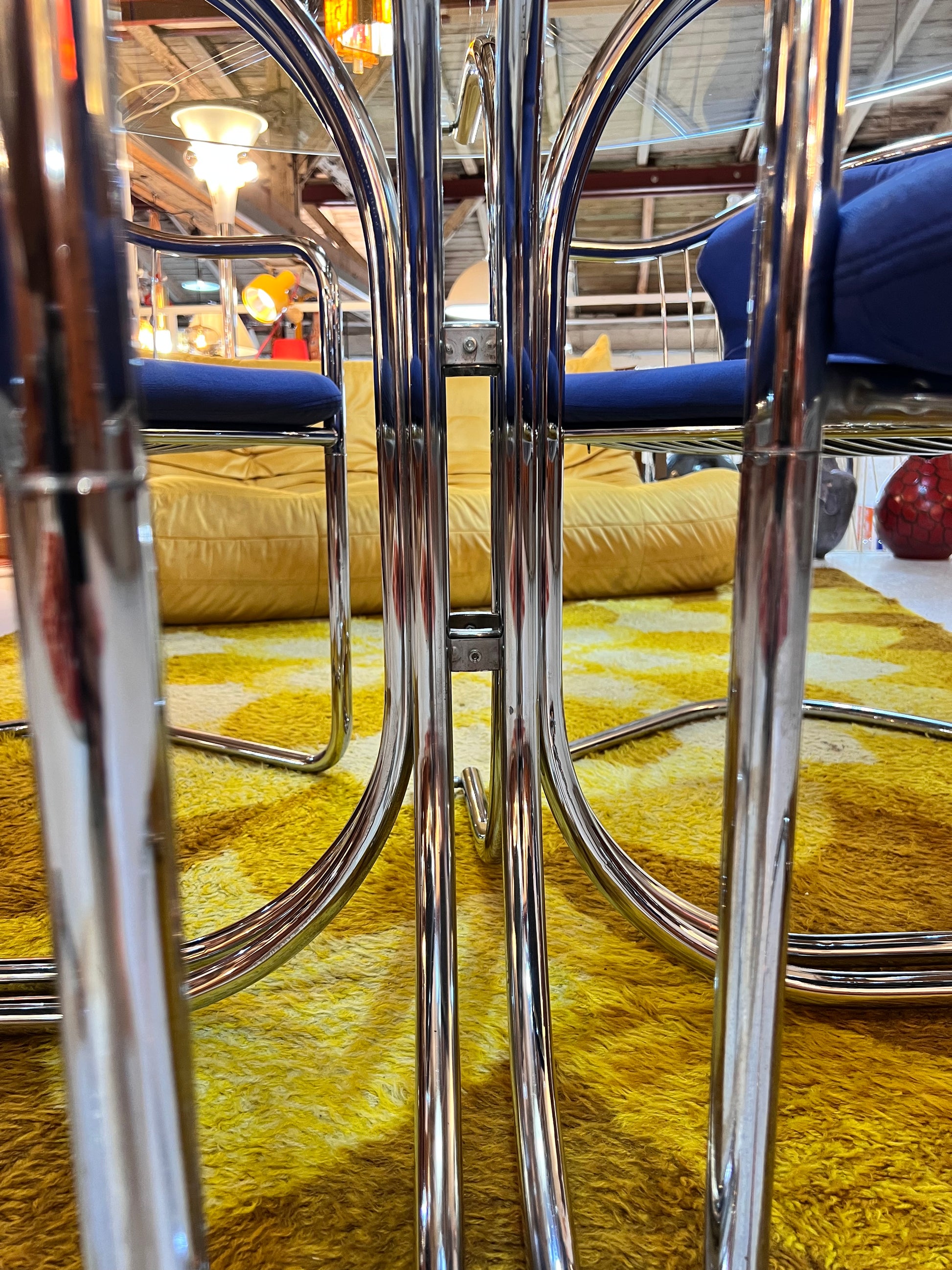 Set: 4x Freischwinger Chrom blau und runder Glastisch von Gastone Rinaldi für Alma