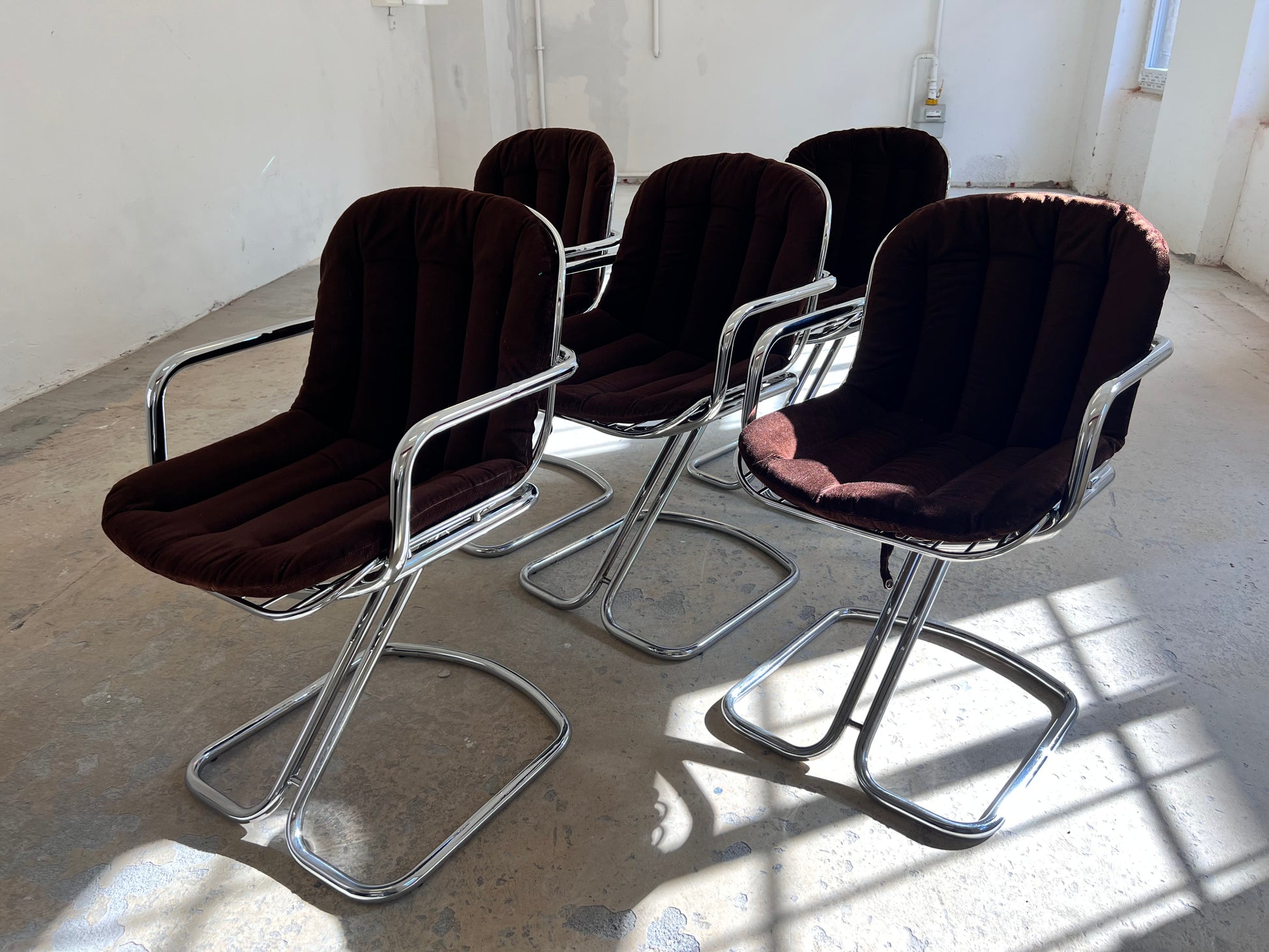 Freischwinger Chrom mit braunem Sitzkissen von Gastone Rinaldi für Rima