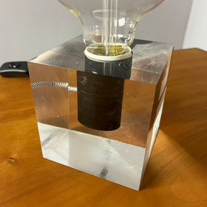 Tischlampe in Acrylkubus