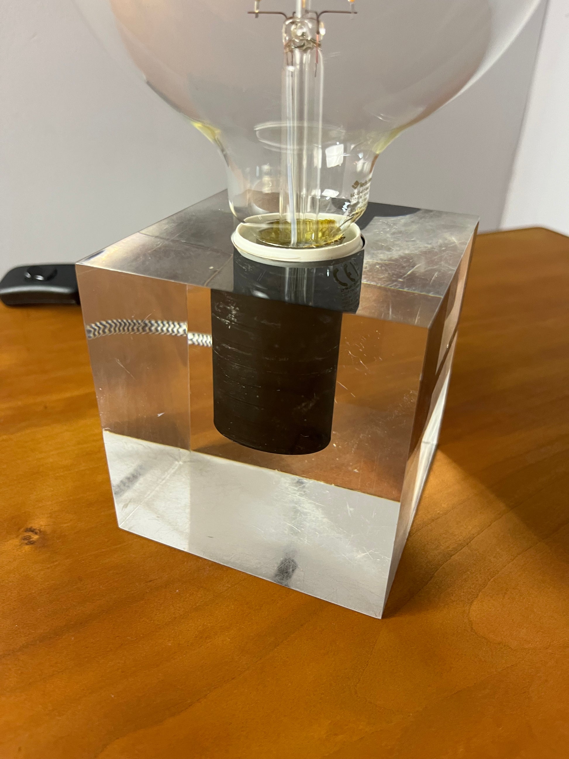 Tischlampe in Acrylkubus