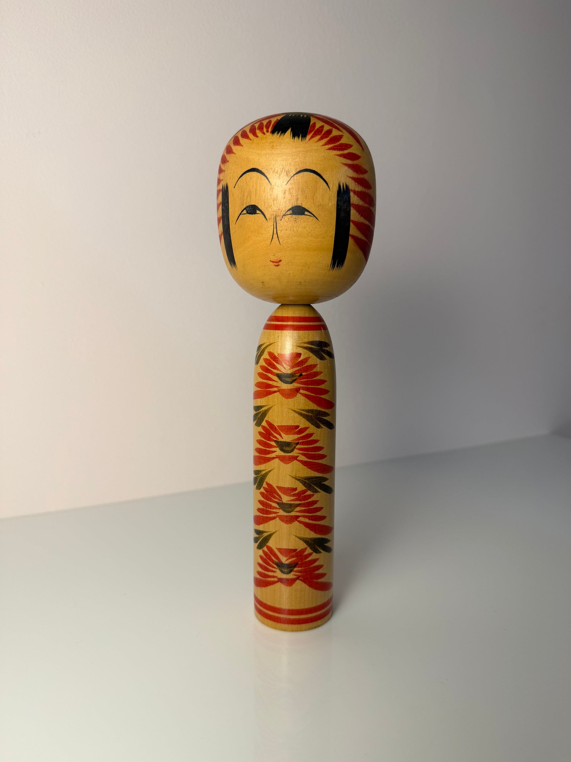 Japanische Kokeshi Holzfigur handbemalt