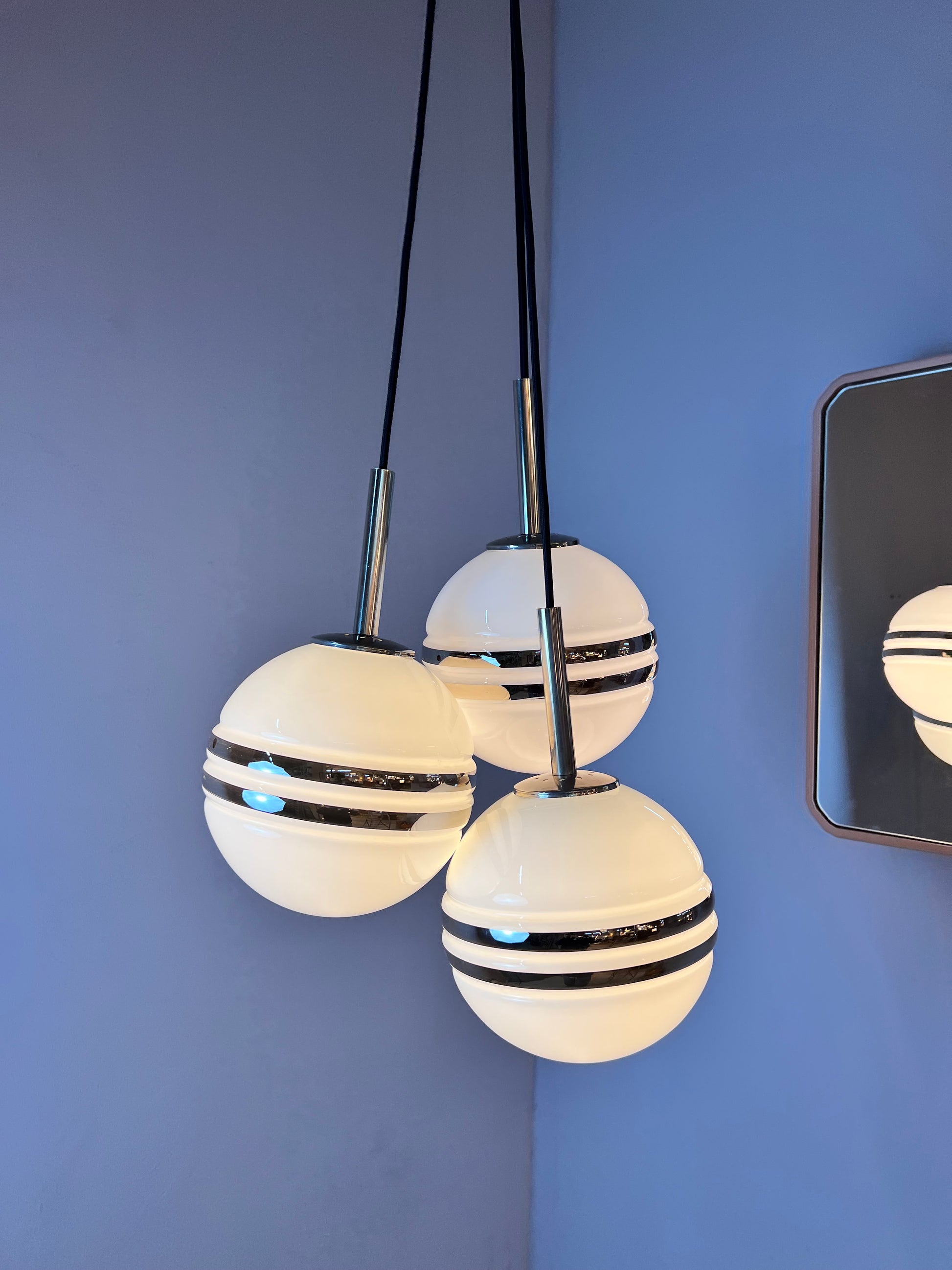 Mittlere Kugellampe weiß silber Glas