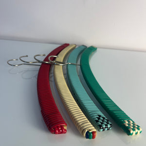 Set: 4x Kleiderbügel grün beige rot
