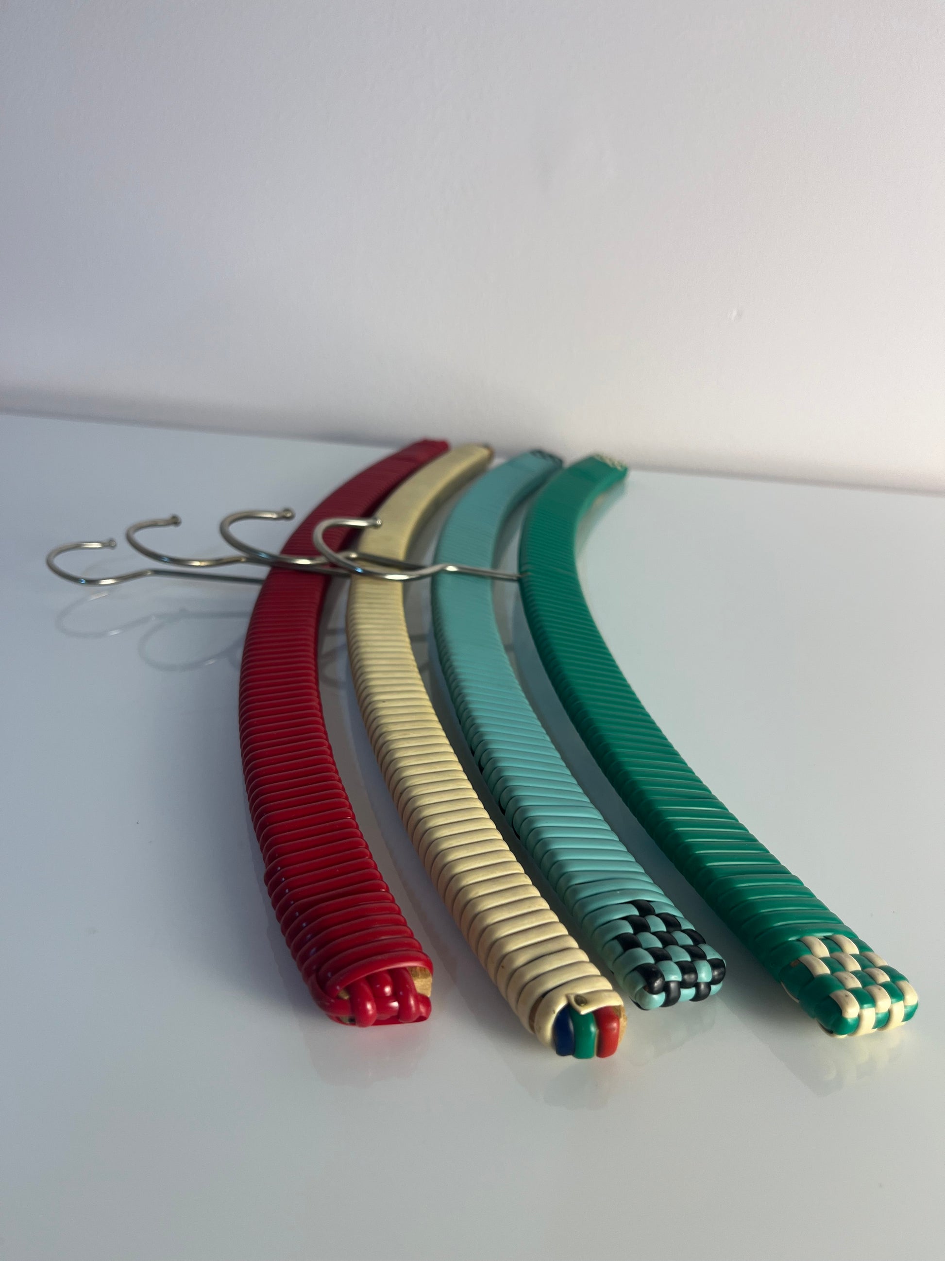 Set: 4x Kleiderbügel grün beige rot