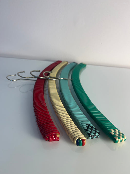 Set: 4x Kleiderbügel grün beige rot