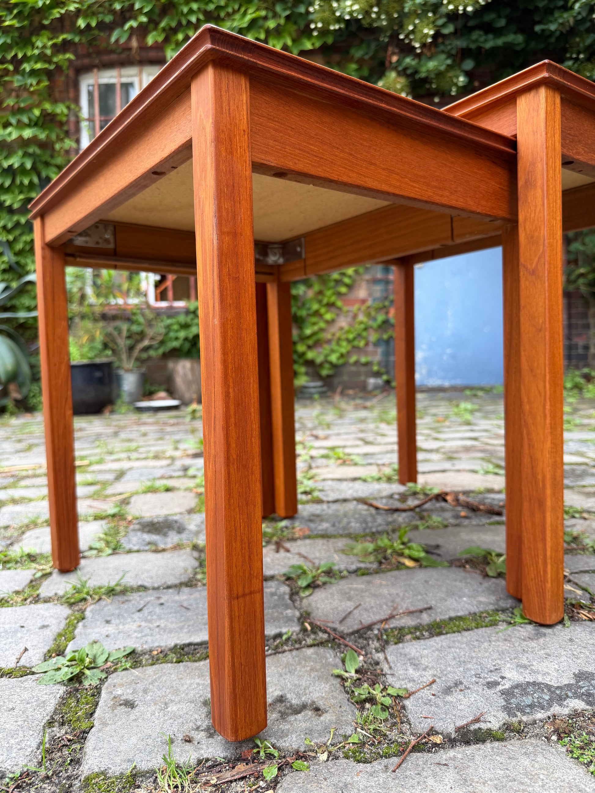 Set: 2 Satztische Teak & gelbe Fliesen aus Dänemark