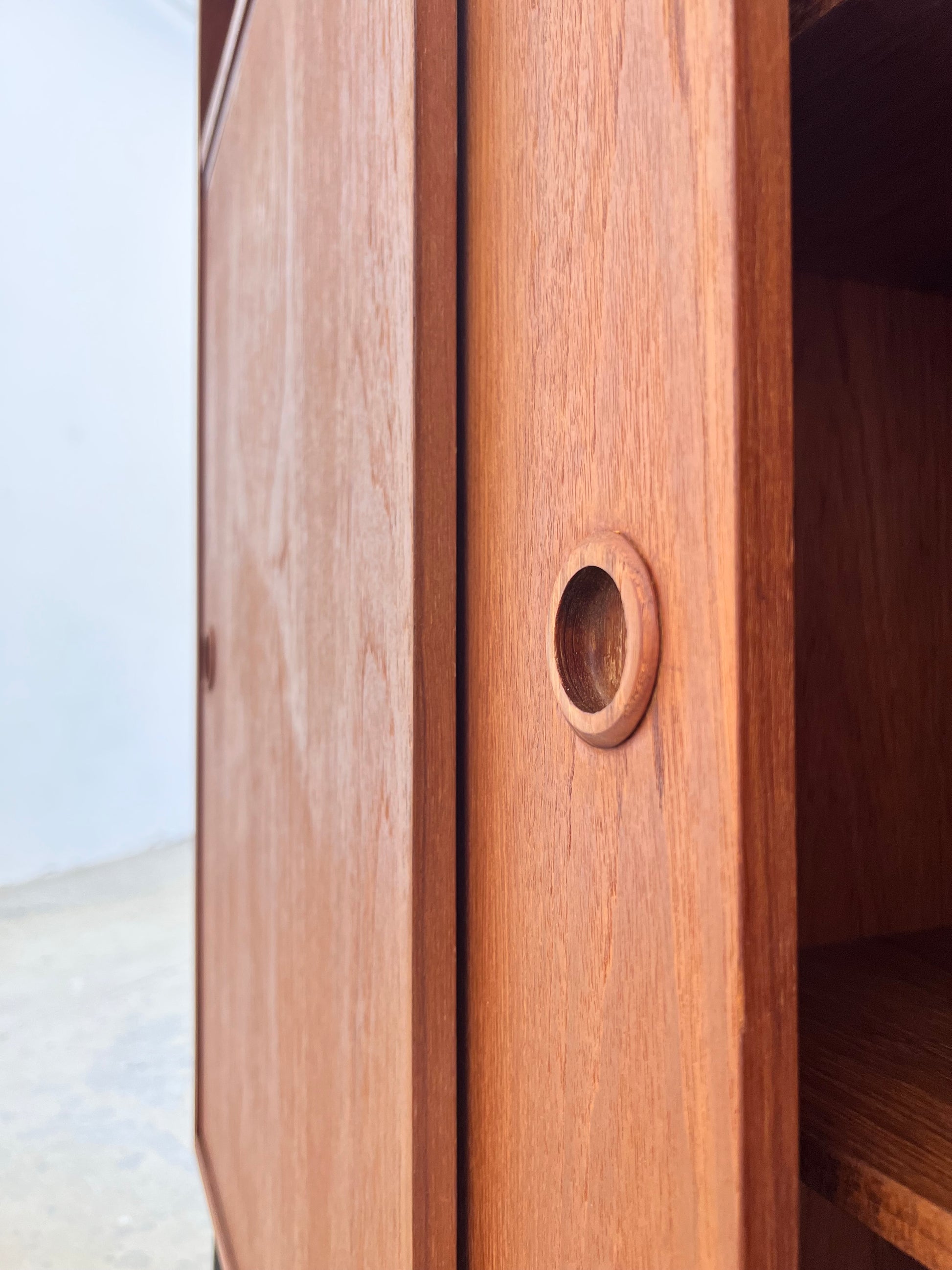 Schrank Teak mit Schiebetüren aus Dänemark