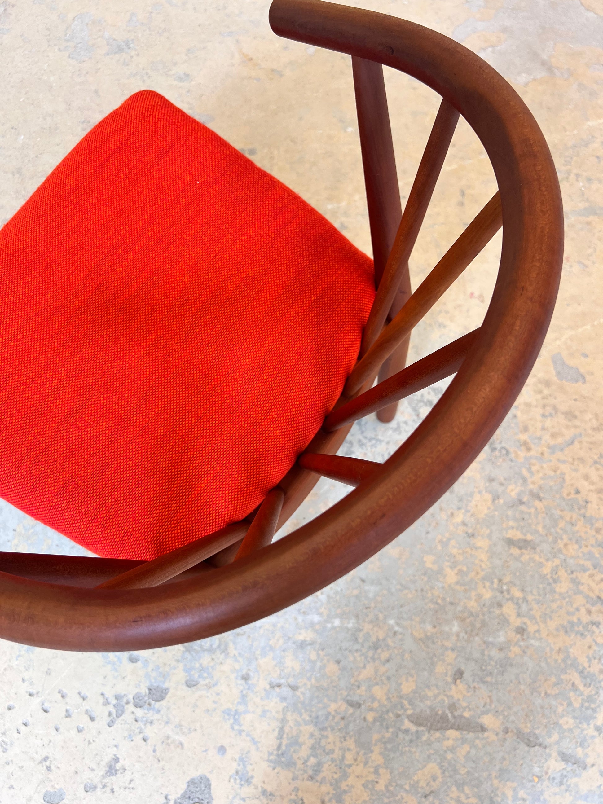 Armlehnstuhl Teak mit orangem Polster von J. L. Møllers Møbelfabrik