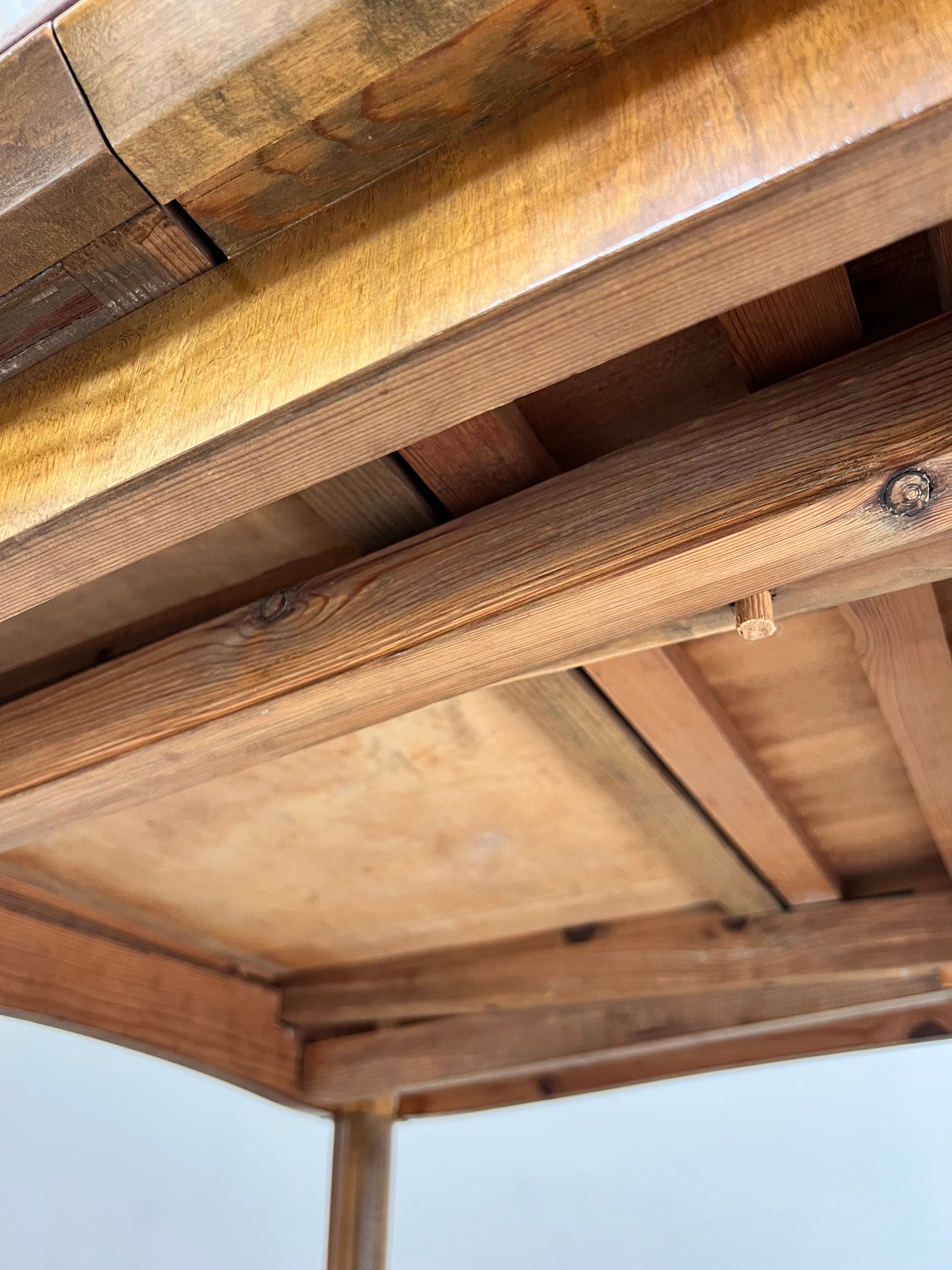 Ausziehbarer Esstisch mit Teak Tischplatte und Nussbaum Gestell