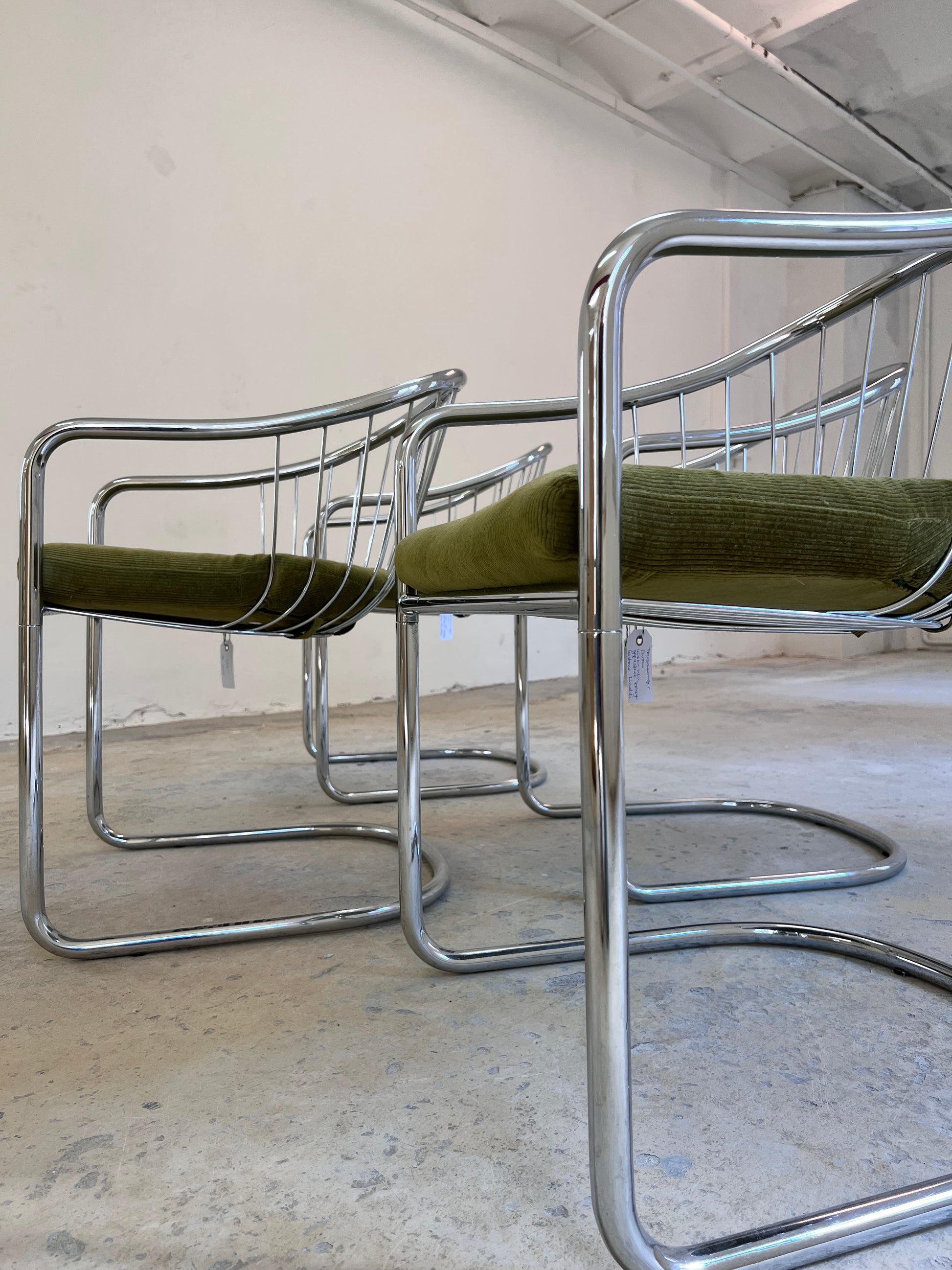 Freischwinger Chrom mit neuem, grünen Sitzkissen von Gastone Rinaldi