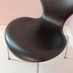 Polsterstuhl Serie 7 dunkelbraun Echtleder von Arne Jacobsen für Fritz Hansen