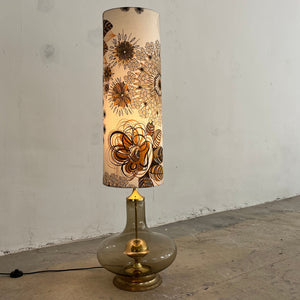 Stehlampe mit Rauchglasfuß und floralem Schirm
