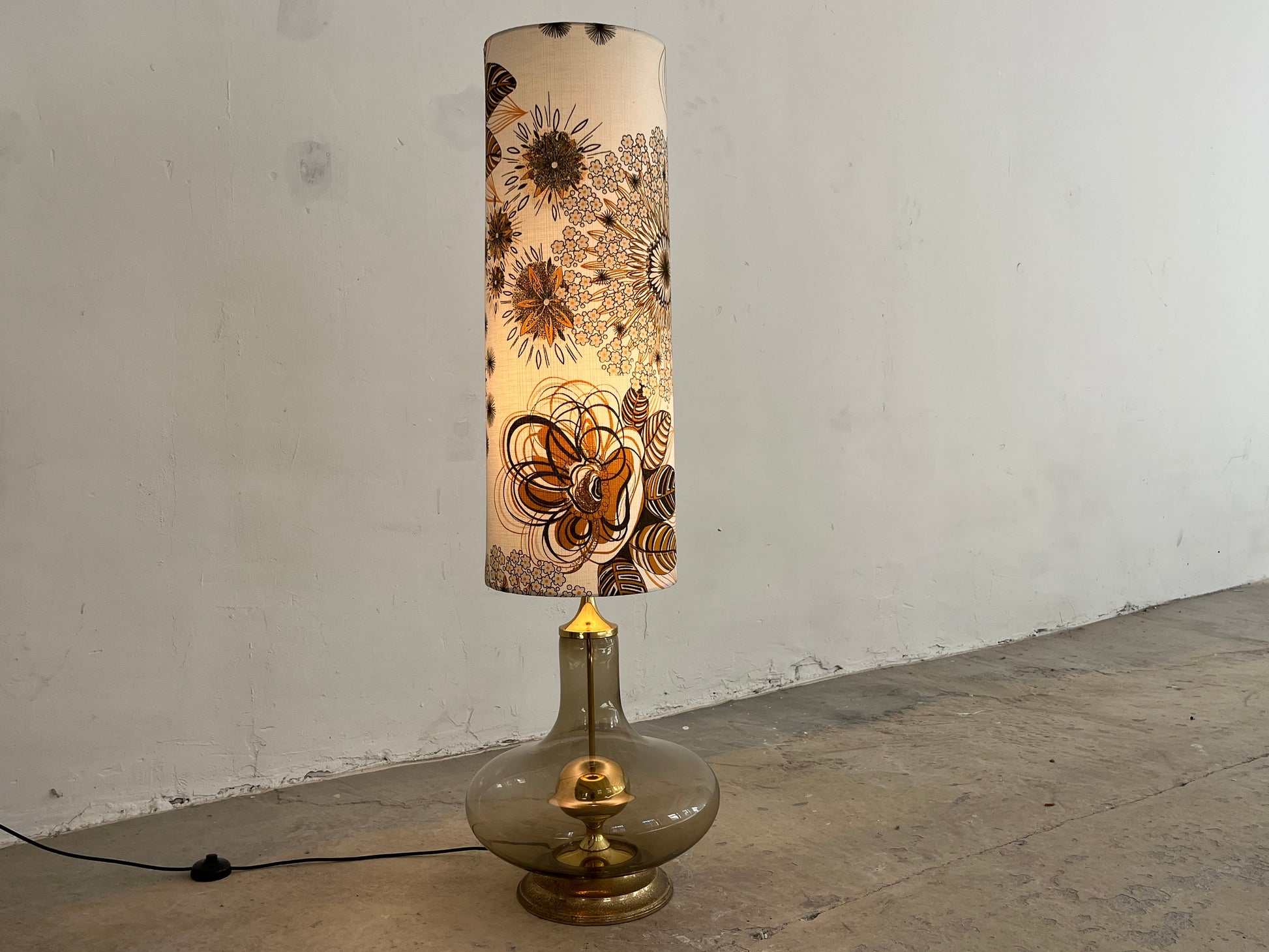 Stehlampe mit Rauchglasfuß und floralem Schirm