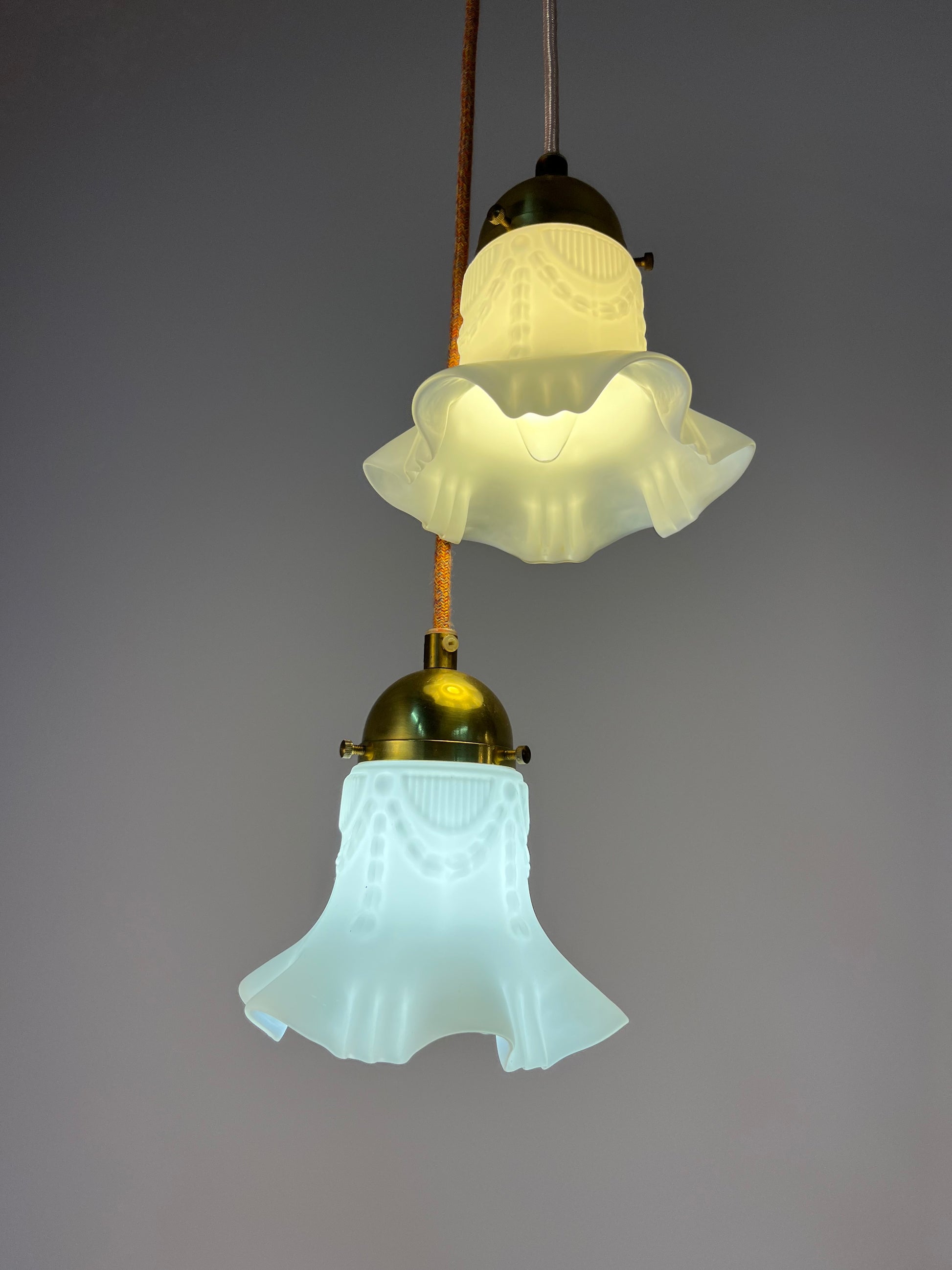 Blumenlampe Milchglas Messing aus Dänemark