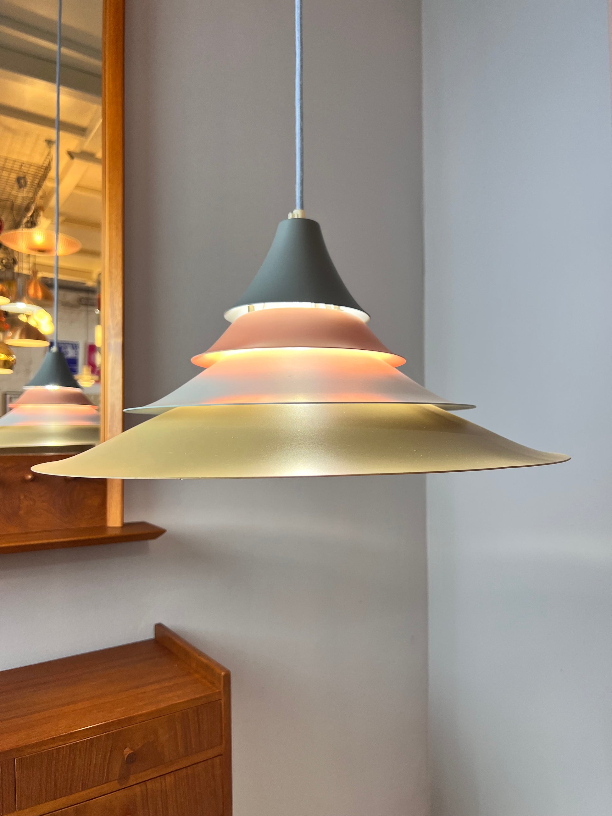 Lamellenlampe neu lackiert pastell-peach Pagode
