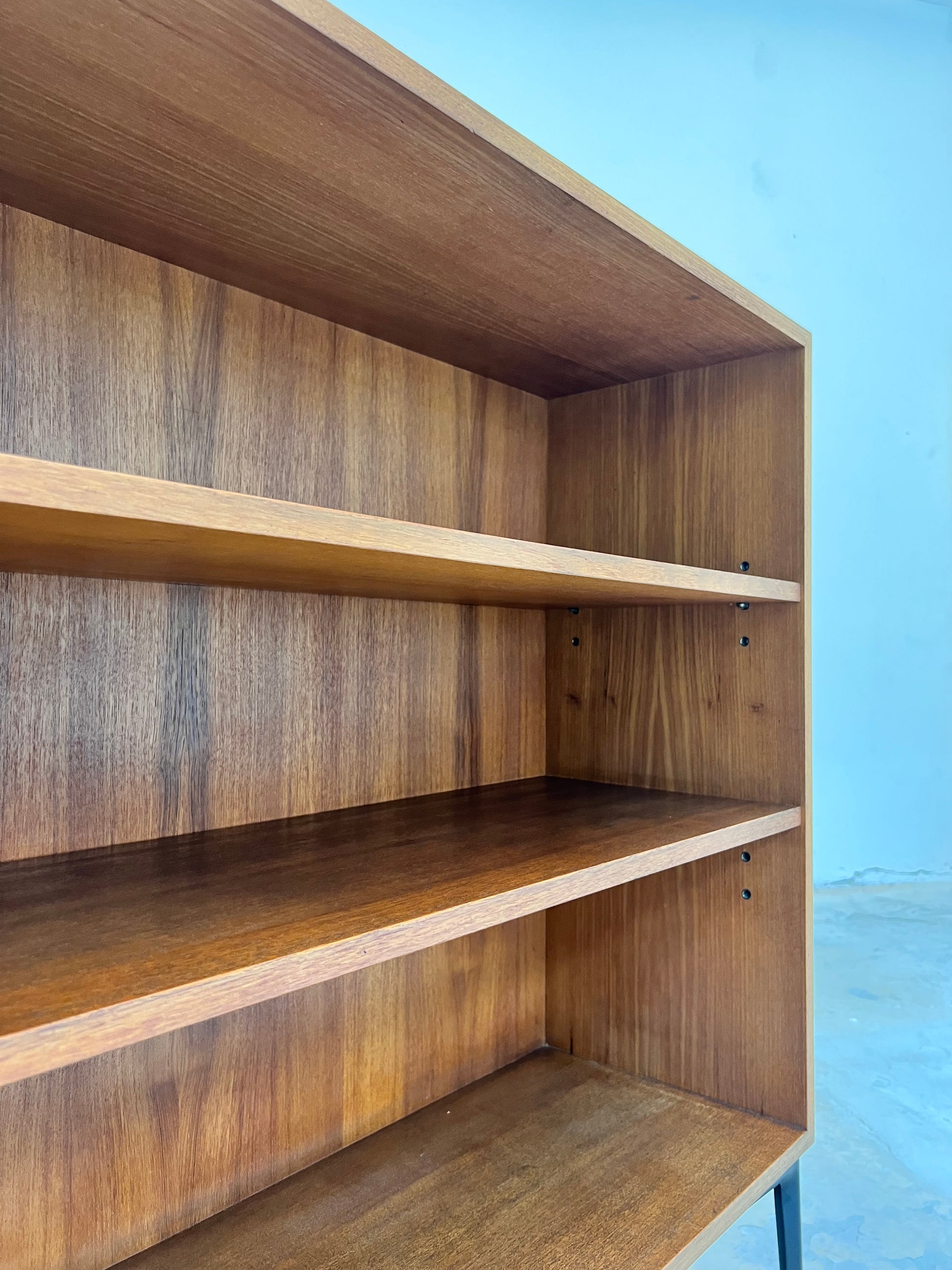 Regal Teak mit neuen Metallfüßen von IDEE Möbel