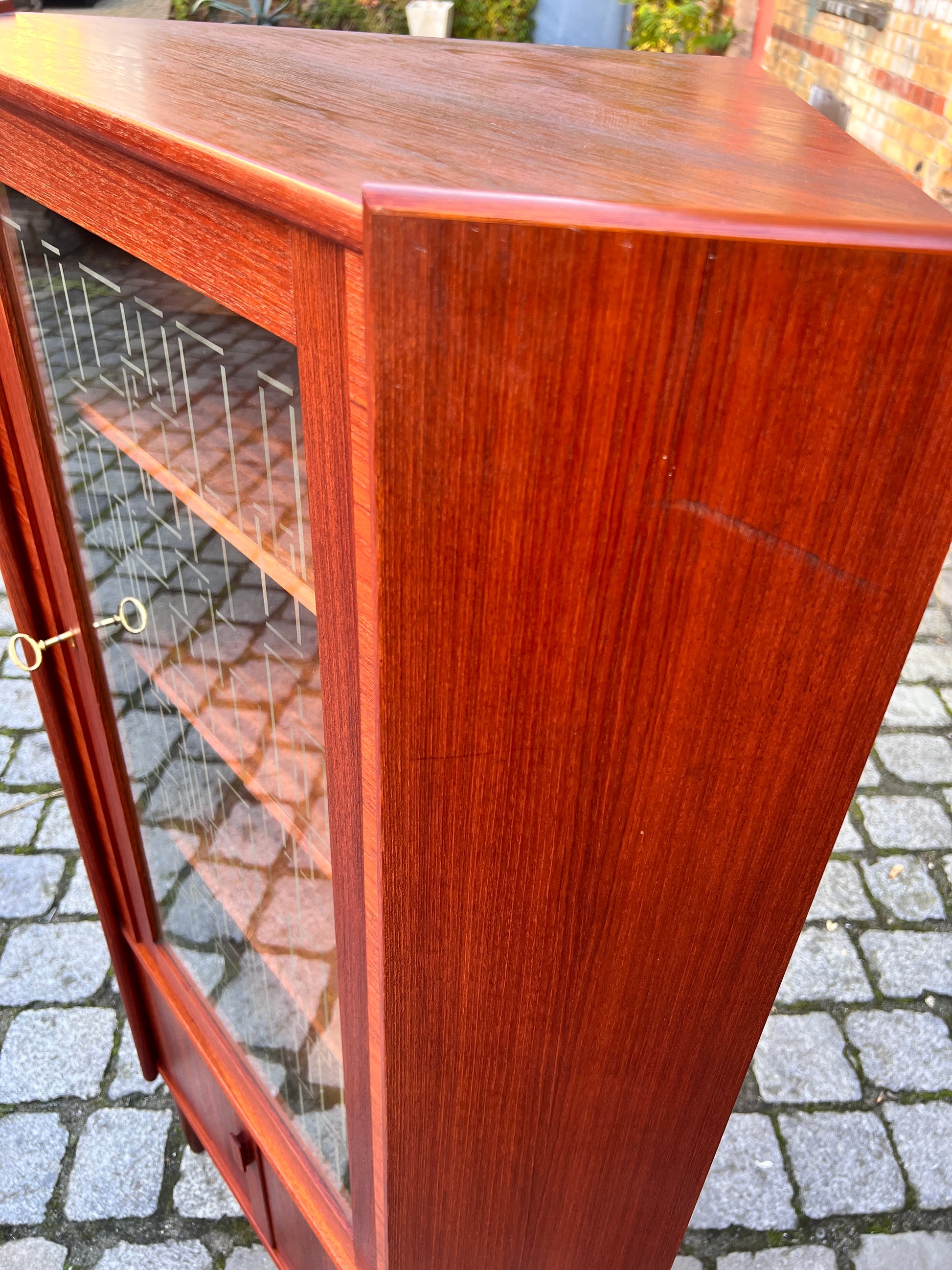 Eckschrank Teak mit Glastür und Schloss