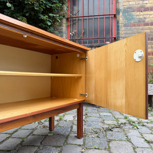 Kleines Sideboard mit Schloss aus Dänemark