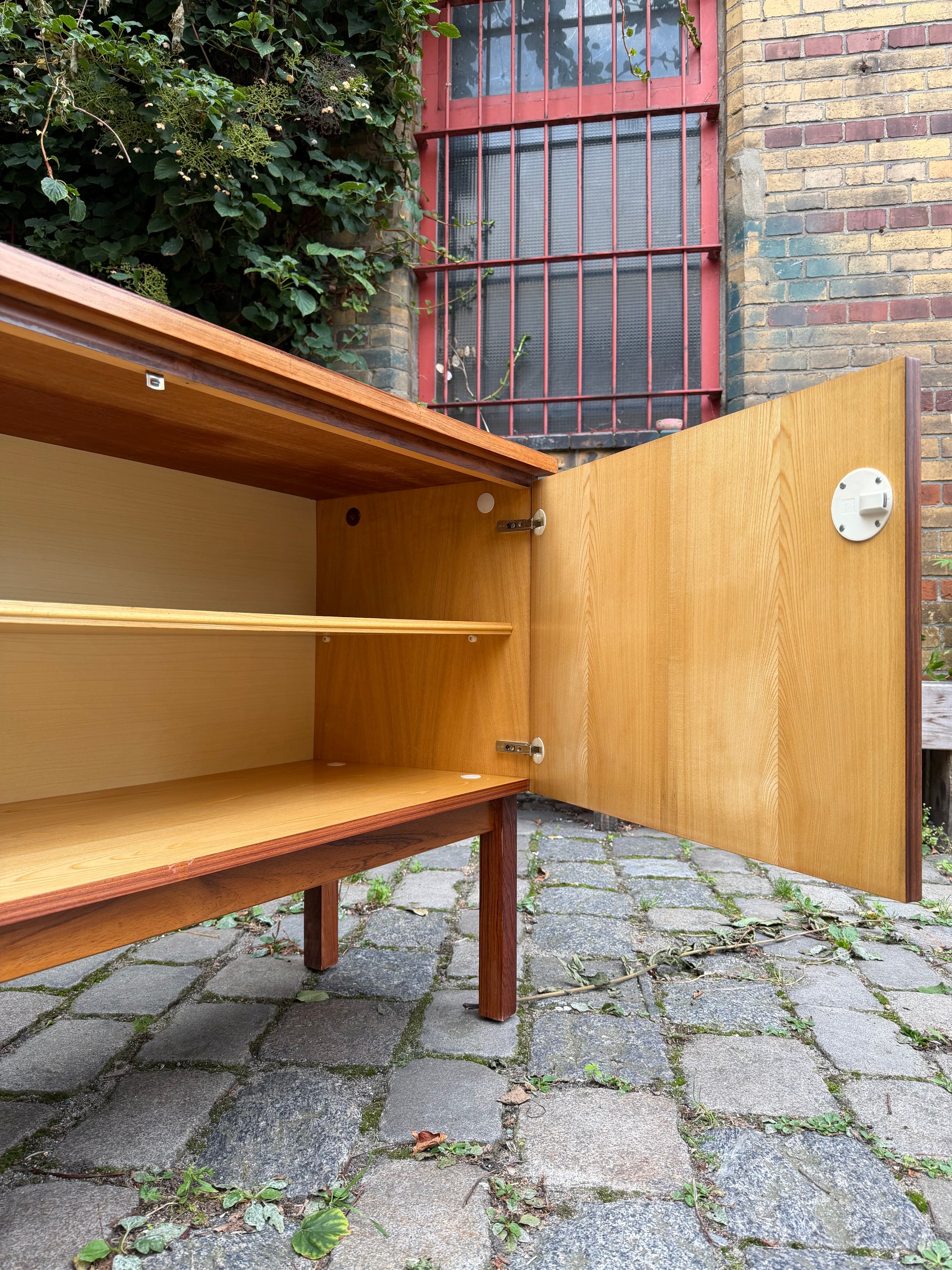 Kleines Sideboard mit Schloss aus Dänemark