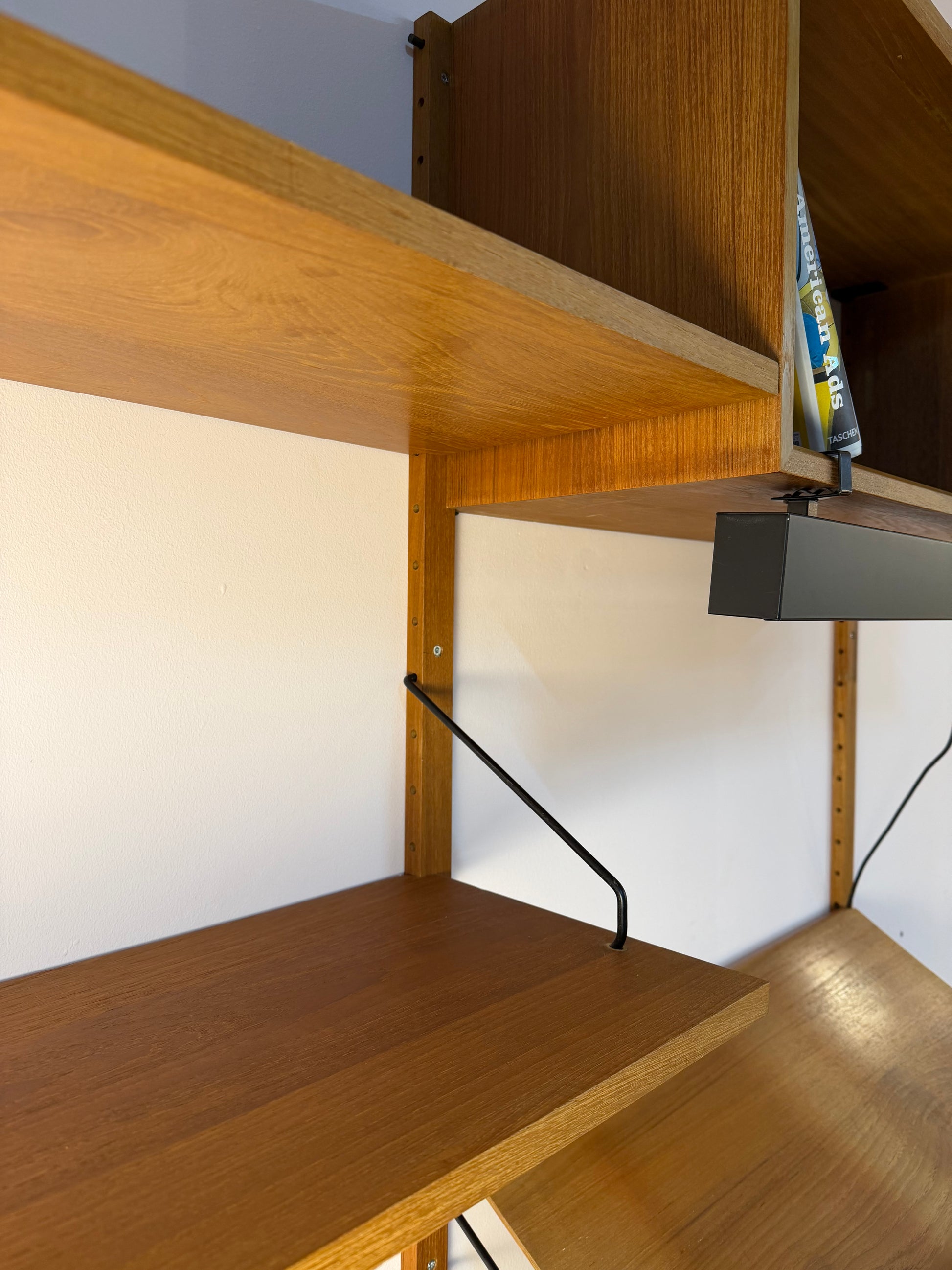 Wandregal Royal System Teak mit Lampe von Poul Cadovius