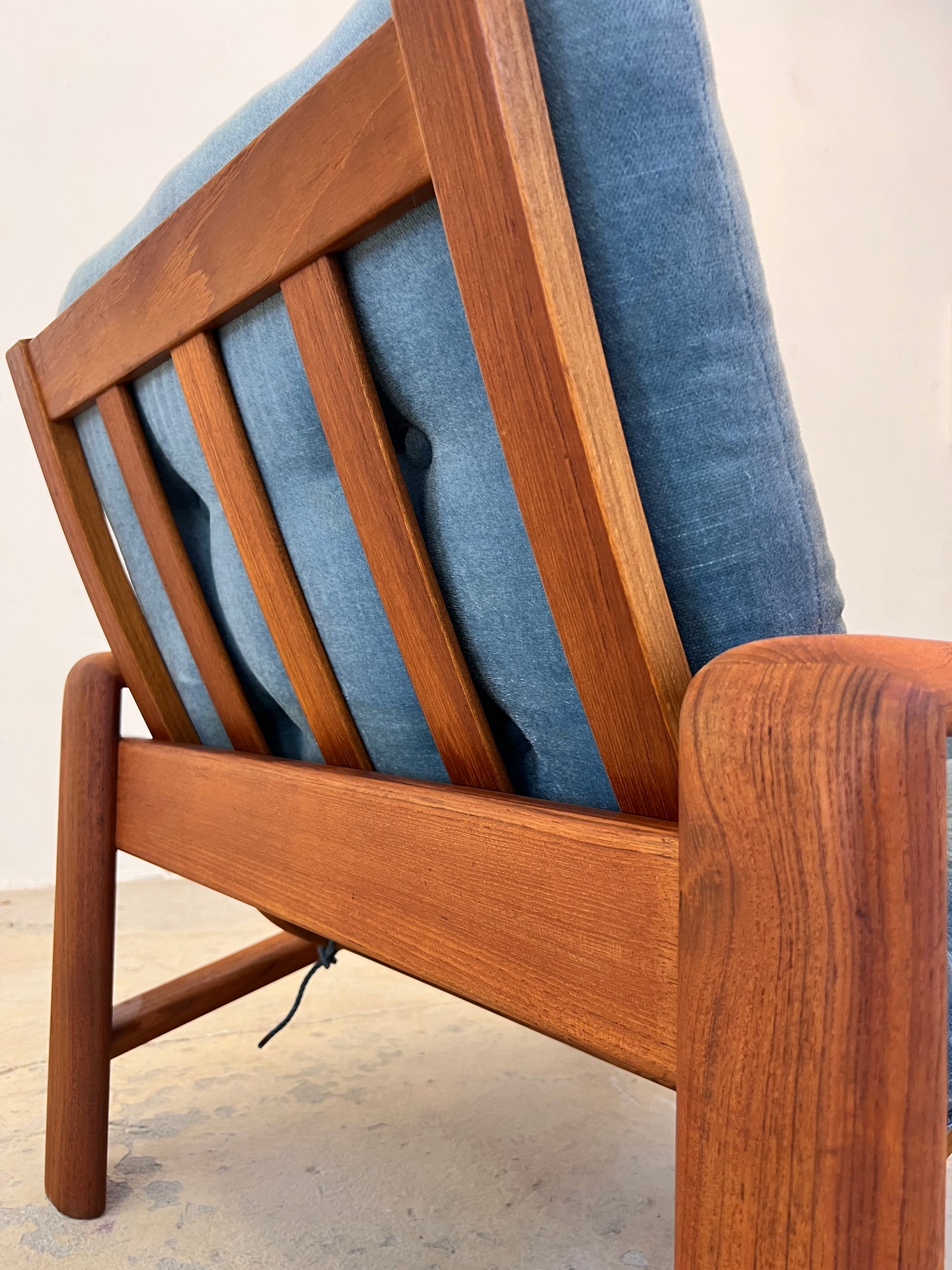 Sessel Loungechair blauer Samt und Teak