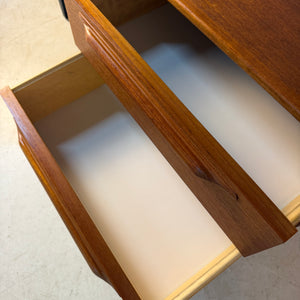 Kleines Lowboard Teak mit neuen Füßen von Riestenpatt