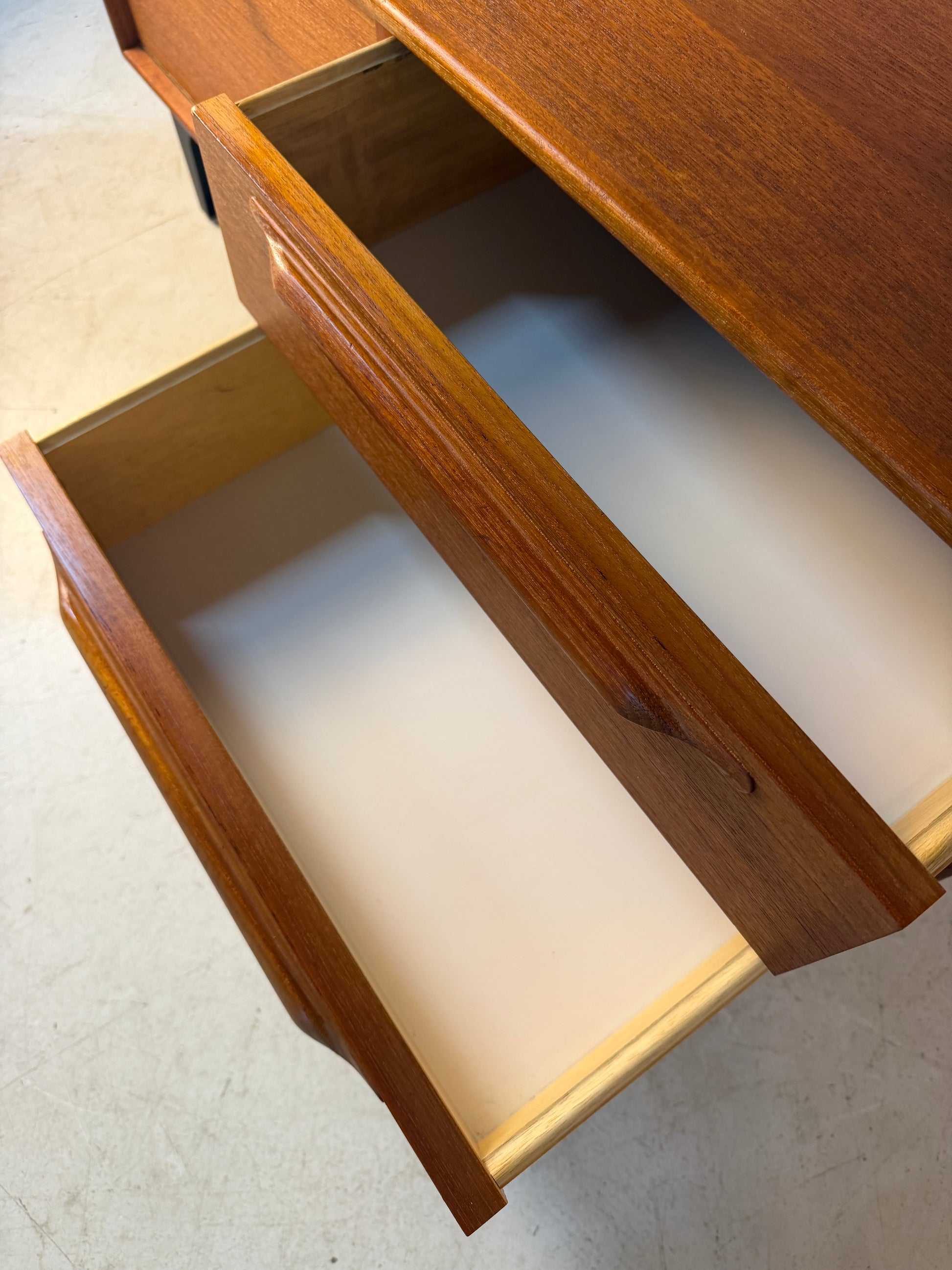 Kleines Lowboard Teak mit neuen Füßen von Riestenpatt