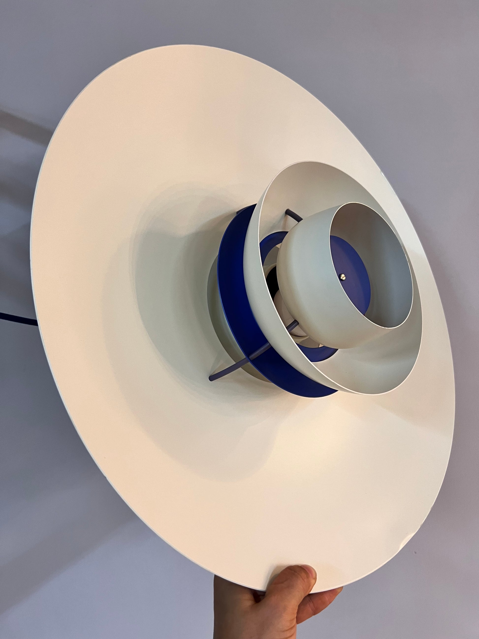 Lamellenlampe PH5 weiß blau von Poul Henningsen für Louis Poulsen