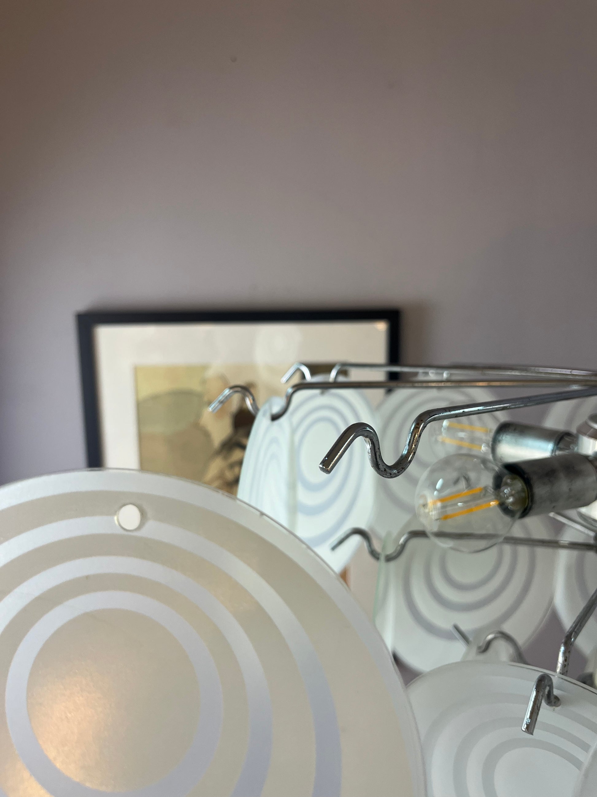 Kronleuchter weiß silber mit Glasscheiben