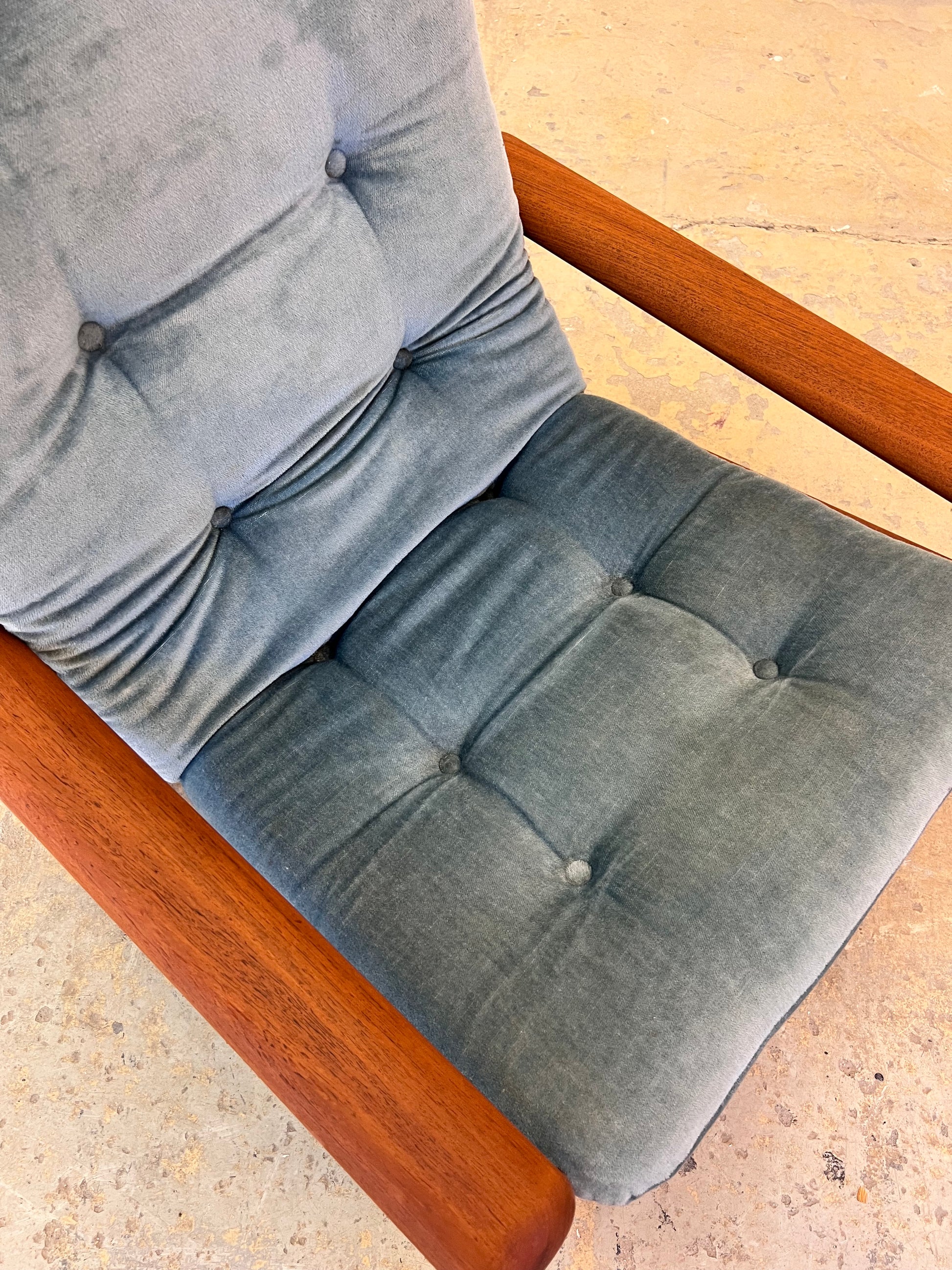 Sessel blau Samt und Teak Hochlehner