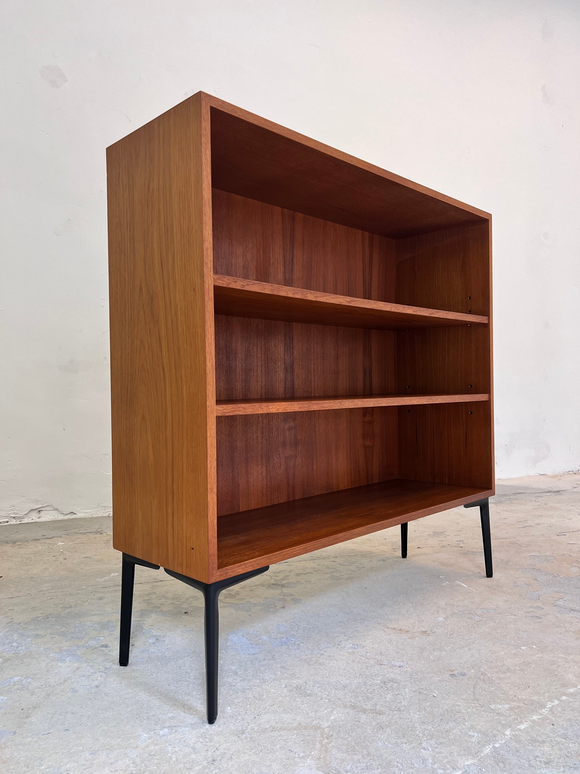 Regal Teak mit neuen Metallfüßen von IDEE Möbel