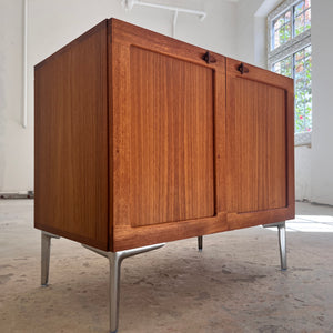 Kommode Teak mit Flügeltüren & neuen Chromfüßen von H. W. Klein