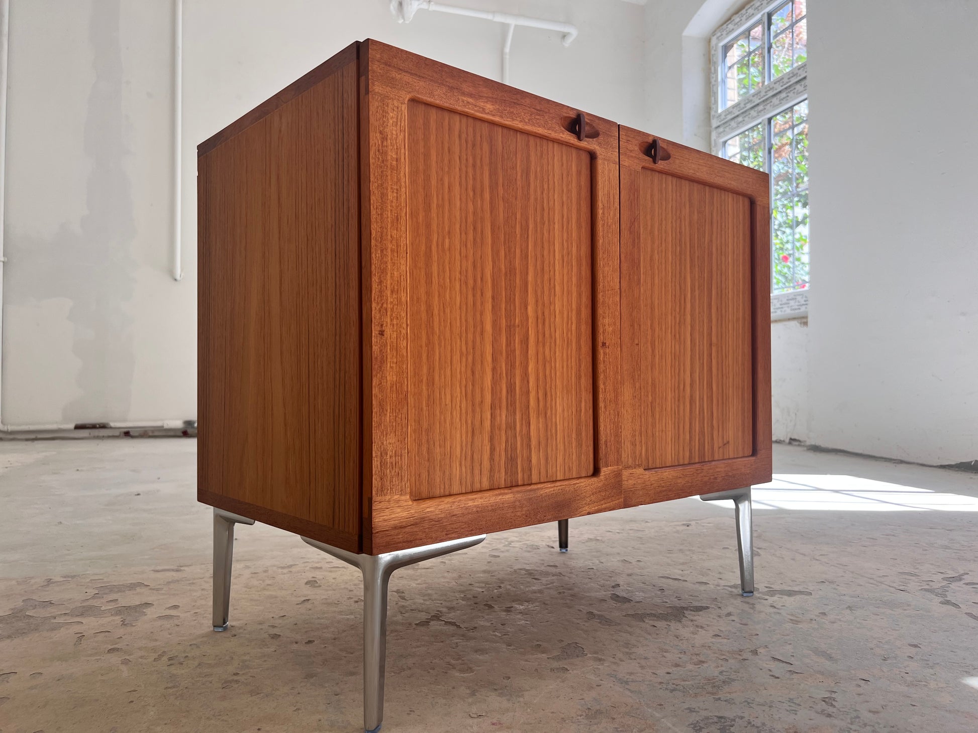 Kommode Teak mit Flügeltüren & neuen Chromfüßen von H. W. Klein
