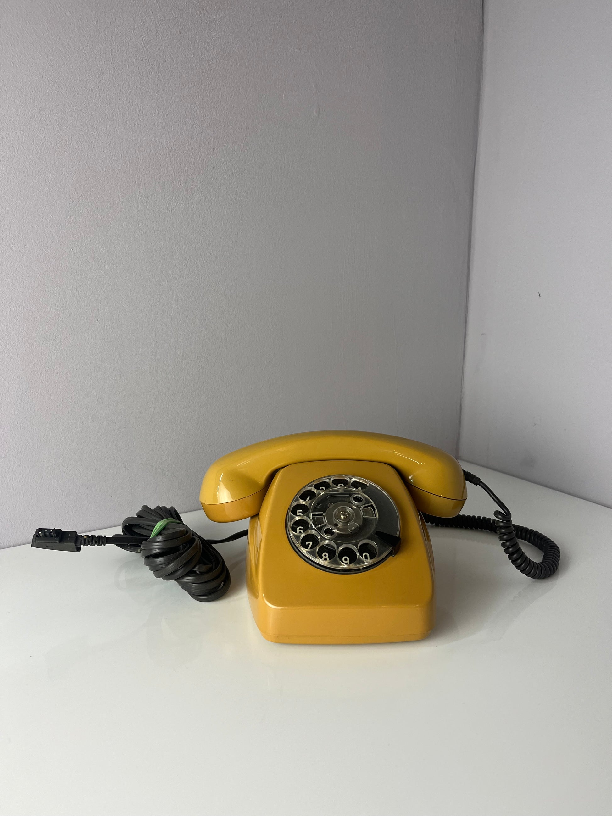 Telefon FeTap 611-2a gelb mit Wählscheibe und Kabel