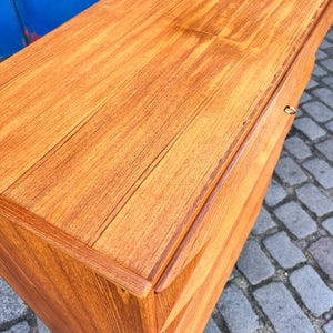 Kommode Teak mit durchgängigen Griffen & Schloss aus Dänemark