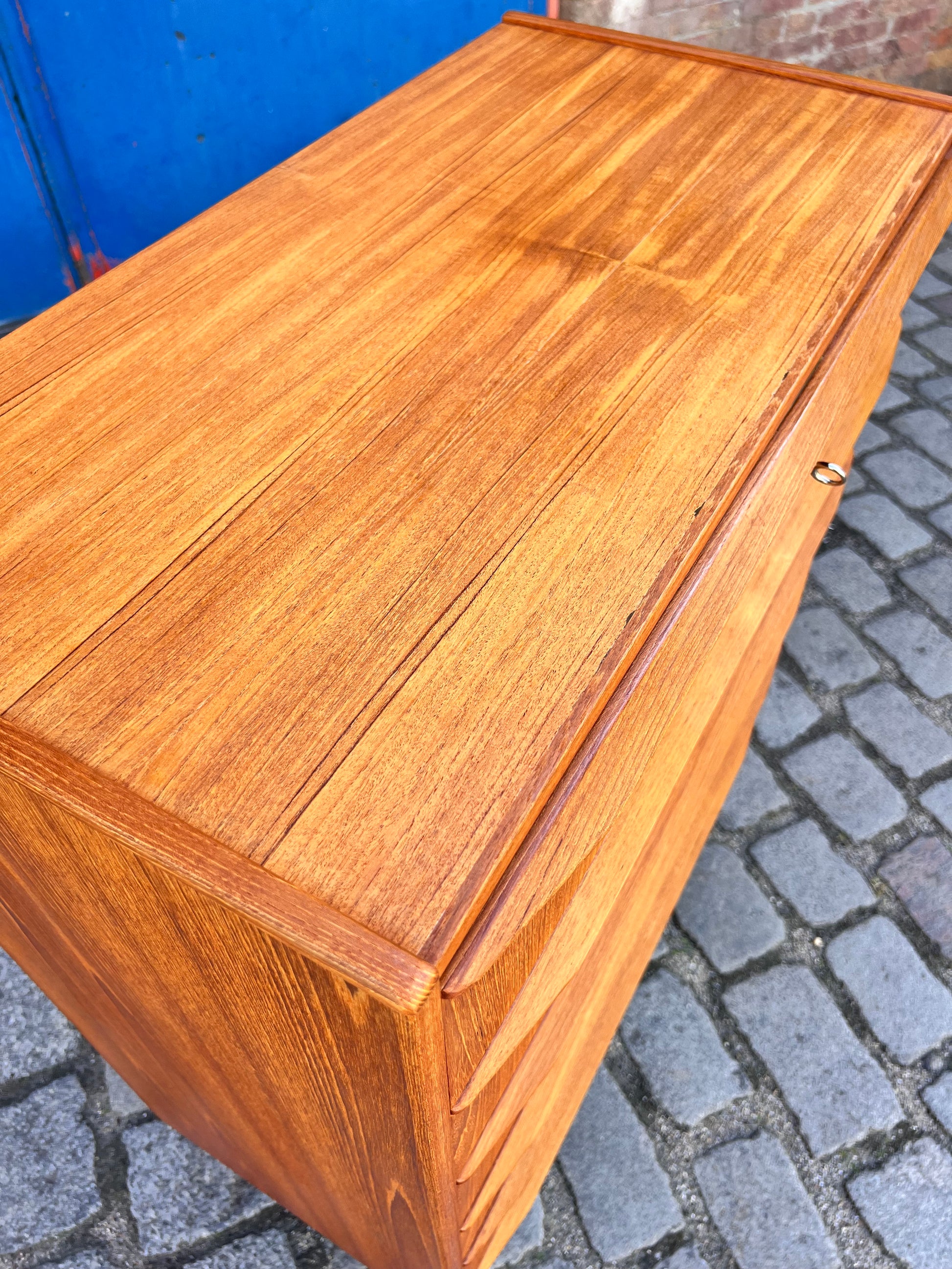 Kommode Teak mit durchgängigen Griffen & Schloss aus Dänemark