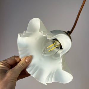 Blumenlampe Milchglas Messing aus Dänemark