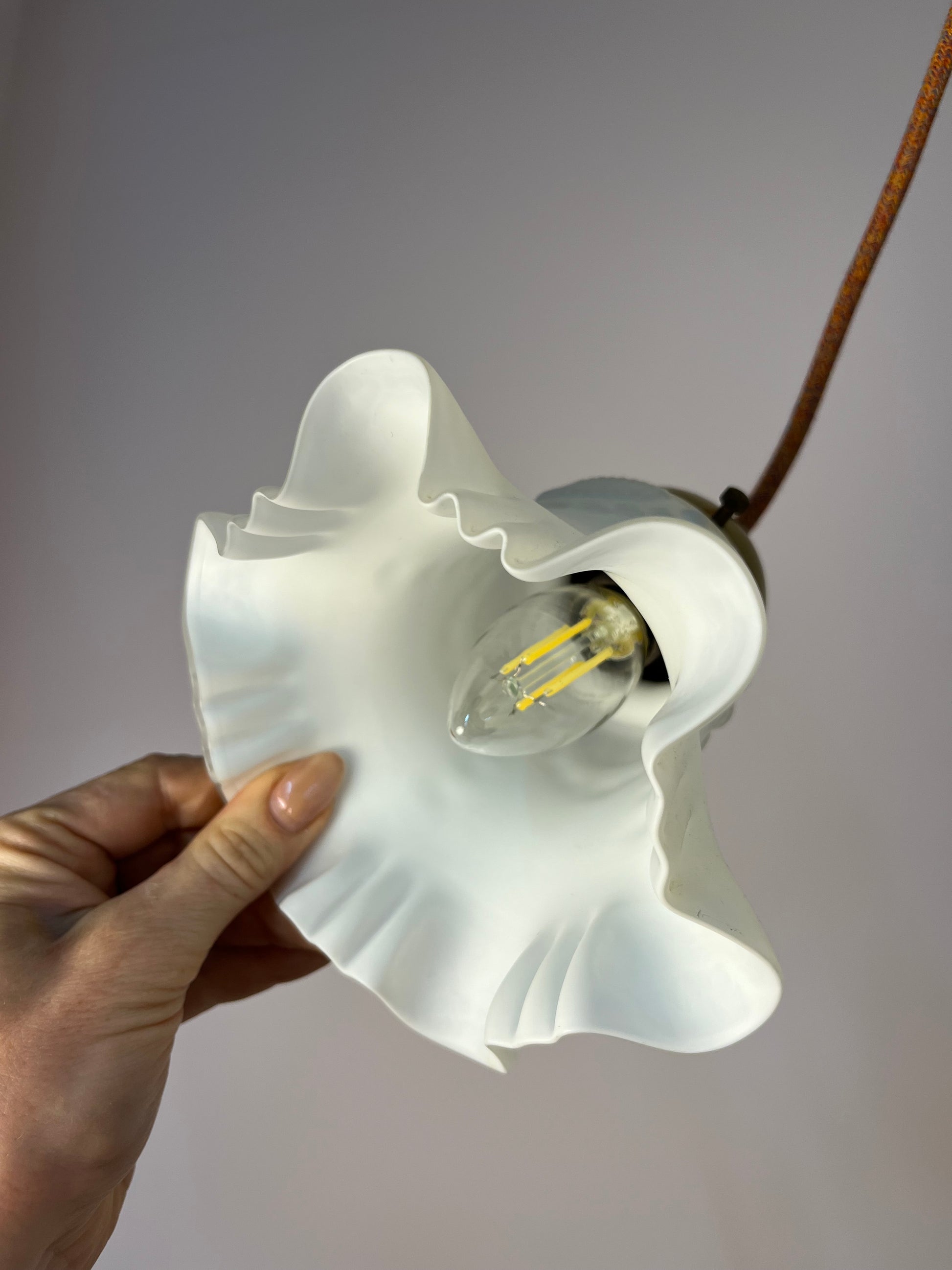 Blumenlampe Milchglas Messing aus Dänemark
